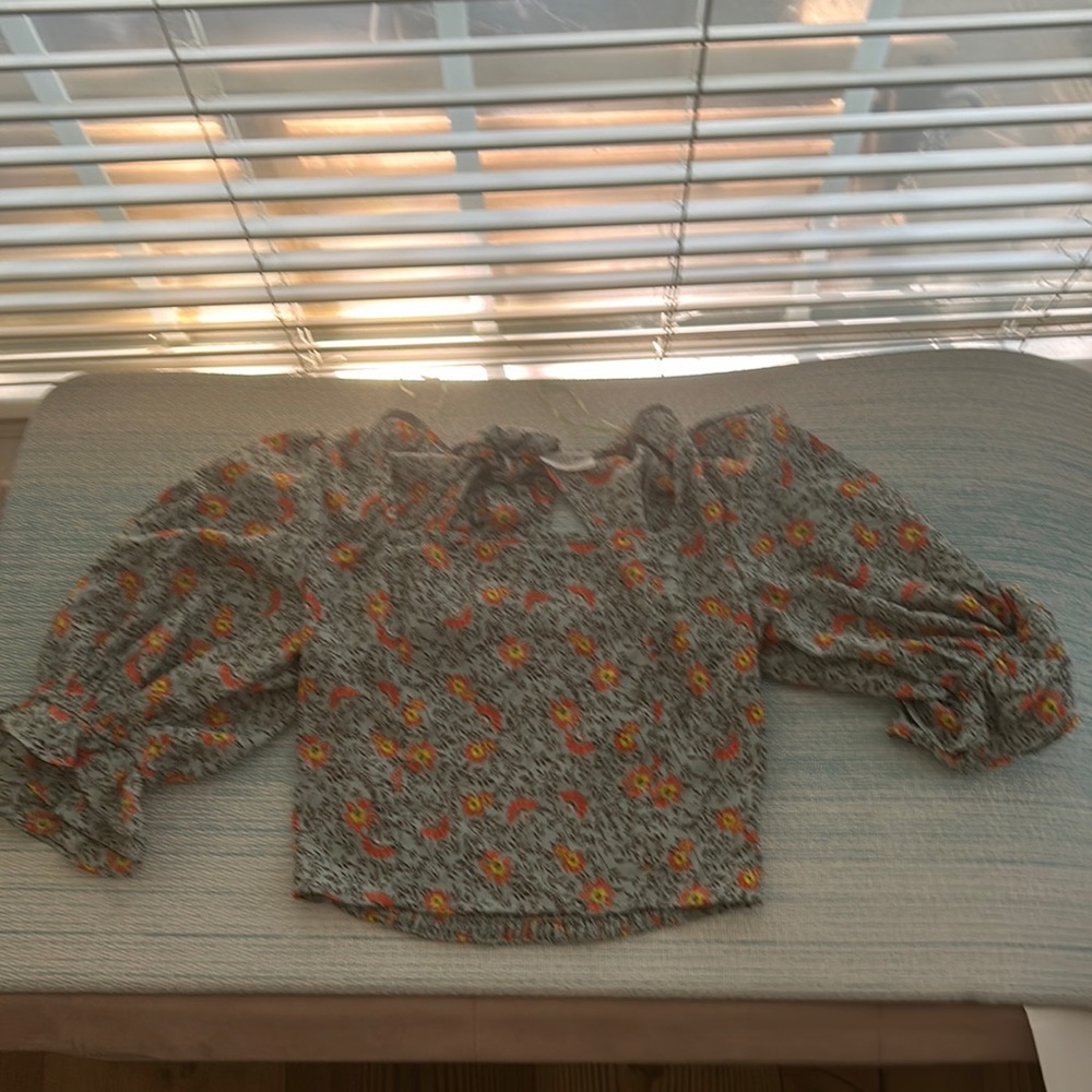 siena sky cropped puff sleeve top with ruffle ends.
